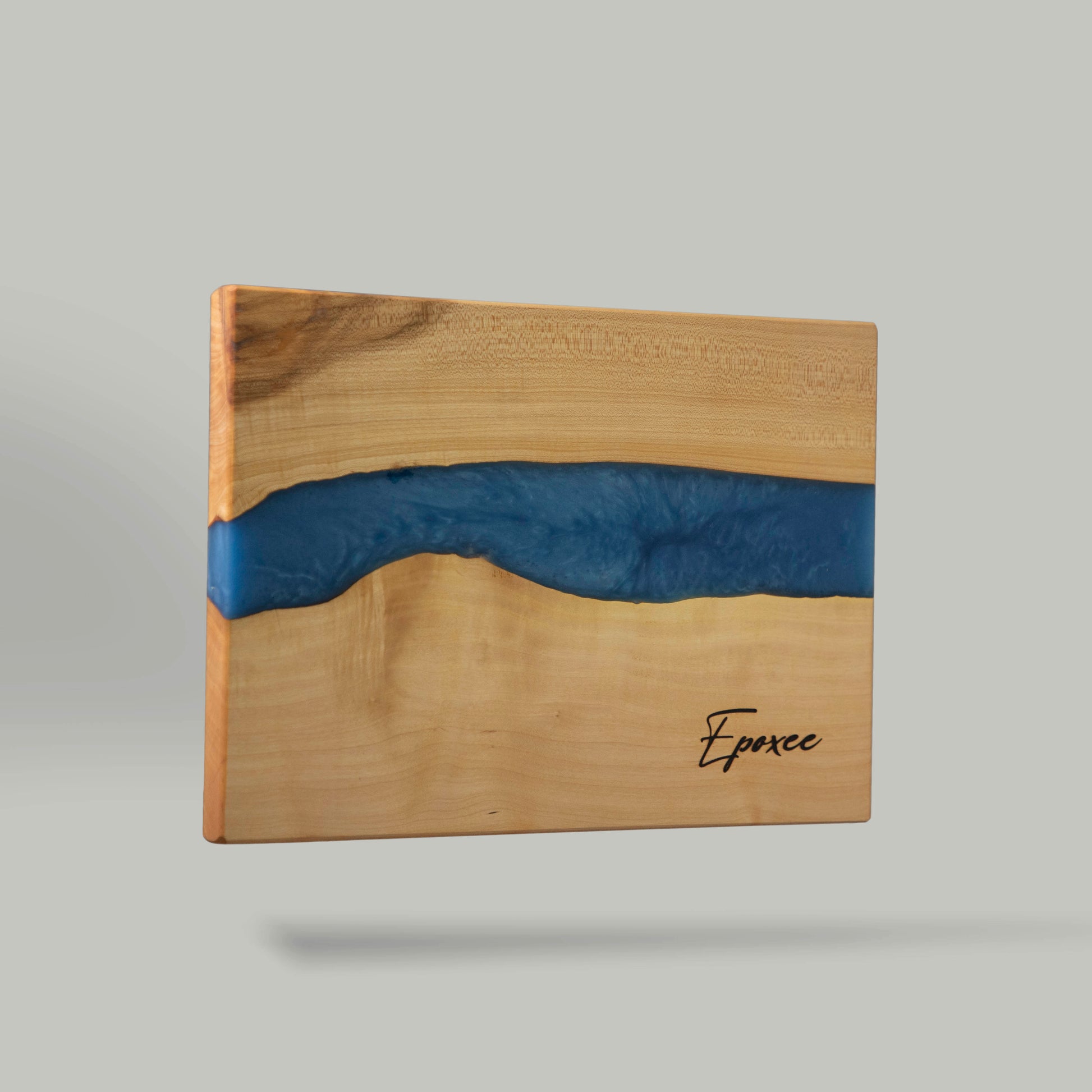 Serving board made from wood and epoxy resin in the color deep saphire