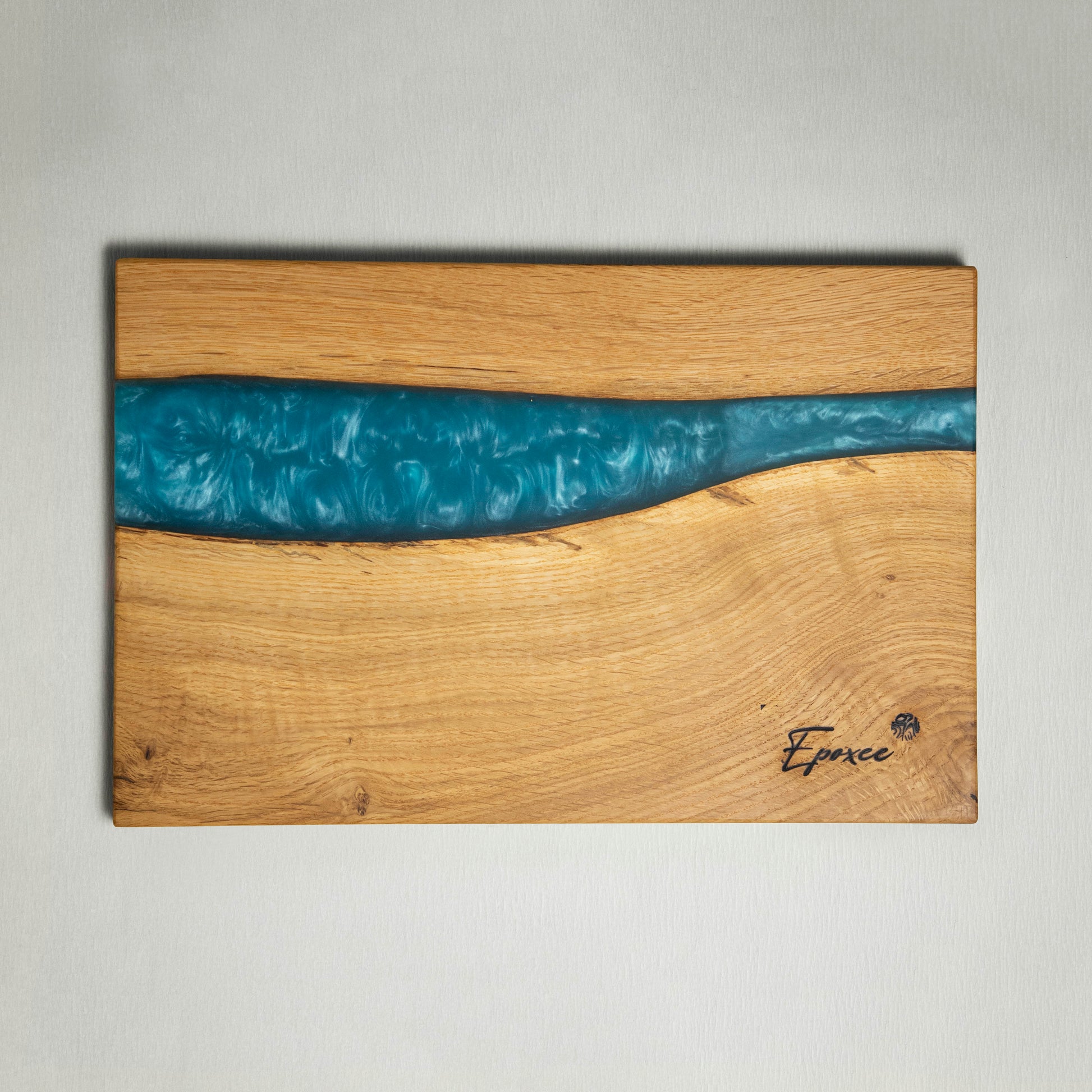 Serving board from wood made with epoxy resin in the color caribic blue