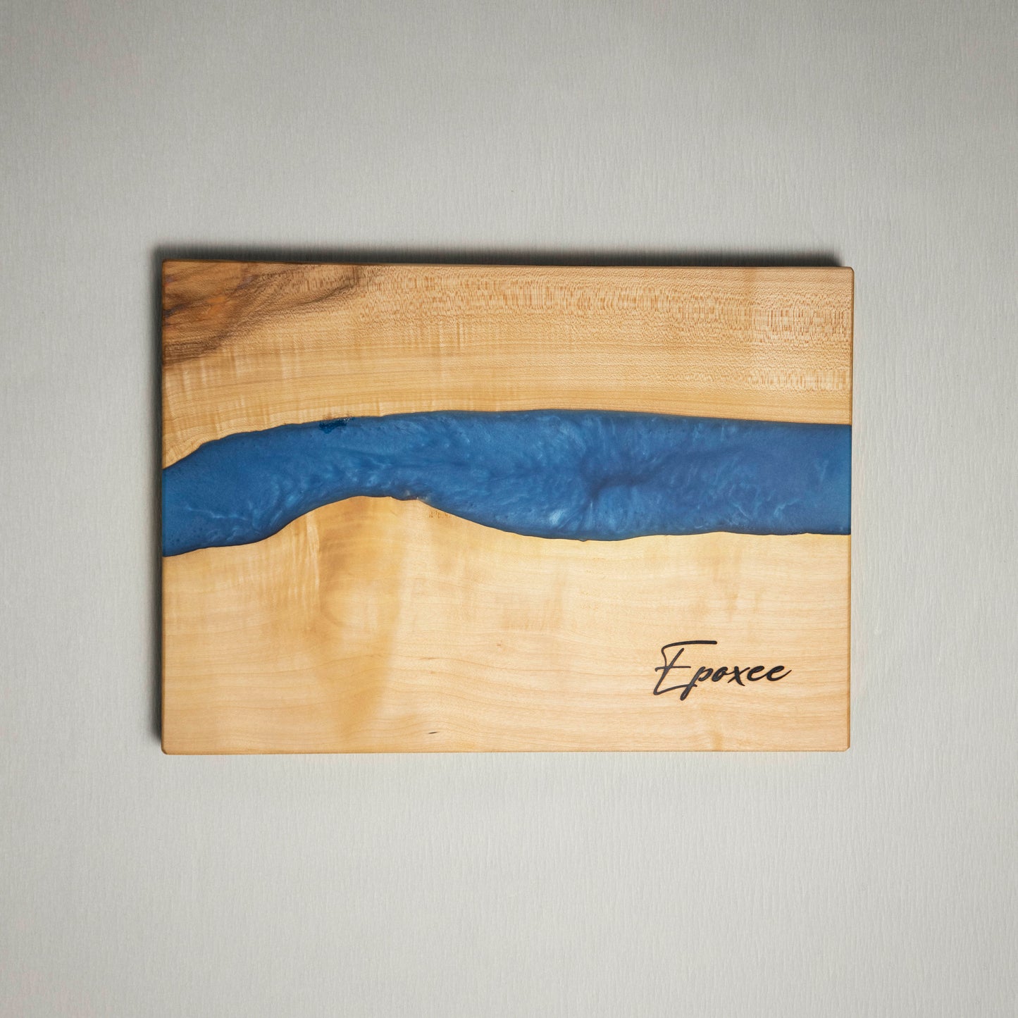 Serving board made from wood and epoxy resin in the color deep saphire