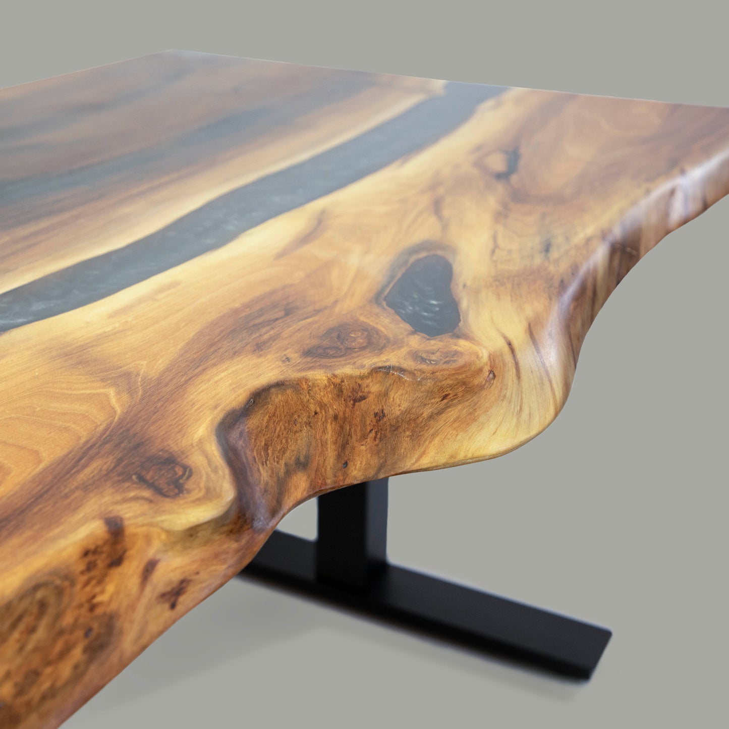 Adjustable desk made from wood and epoxy resin in the color saturn