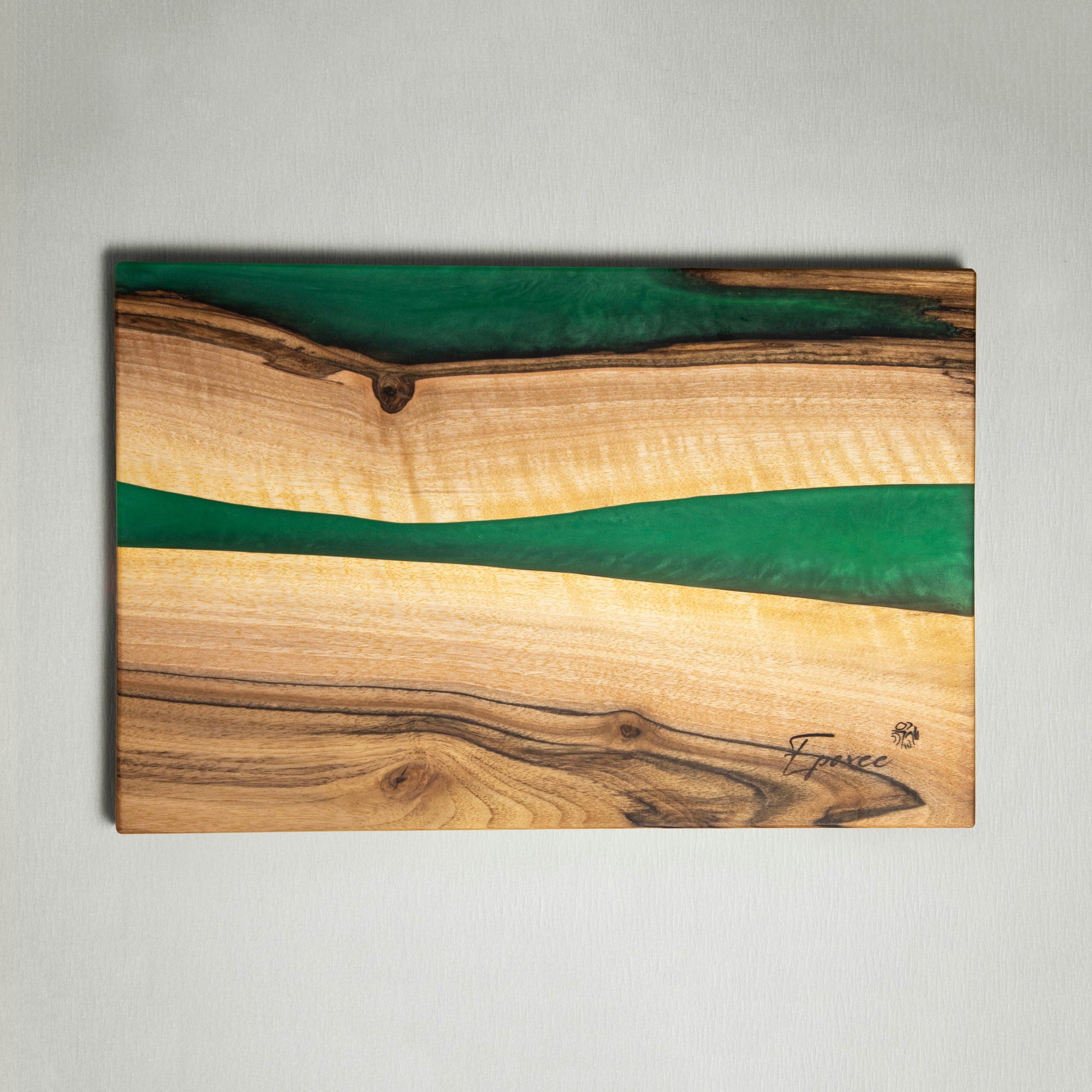 Serving board made from wood and epoxy resin in the color emerald green