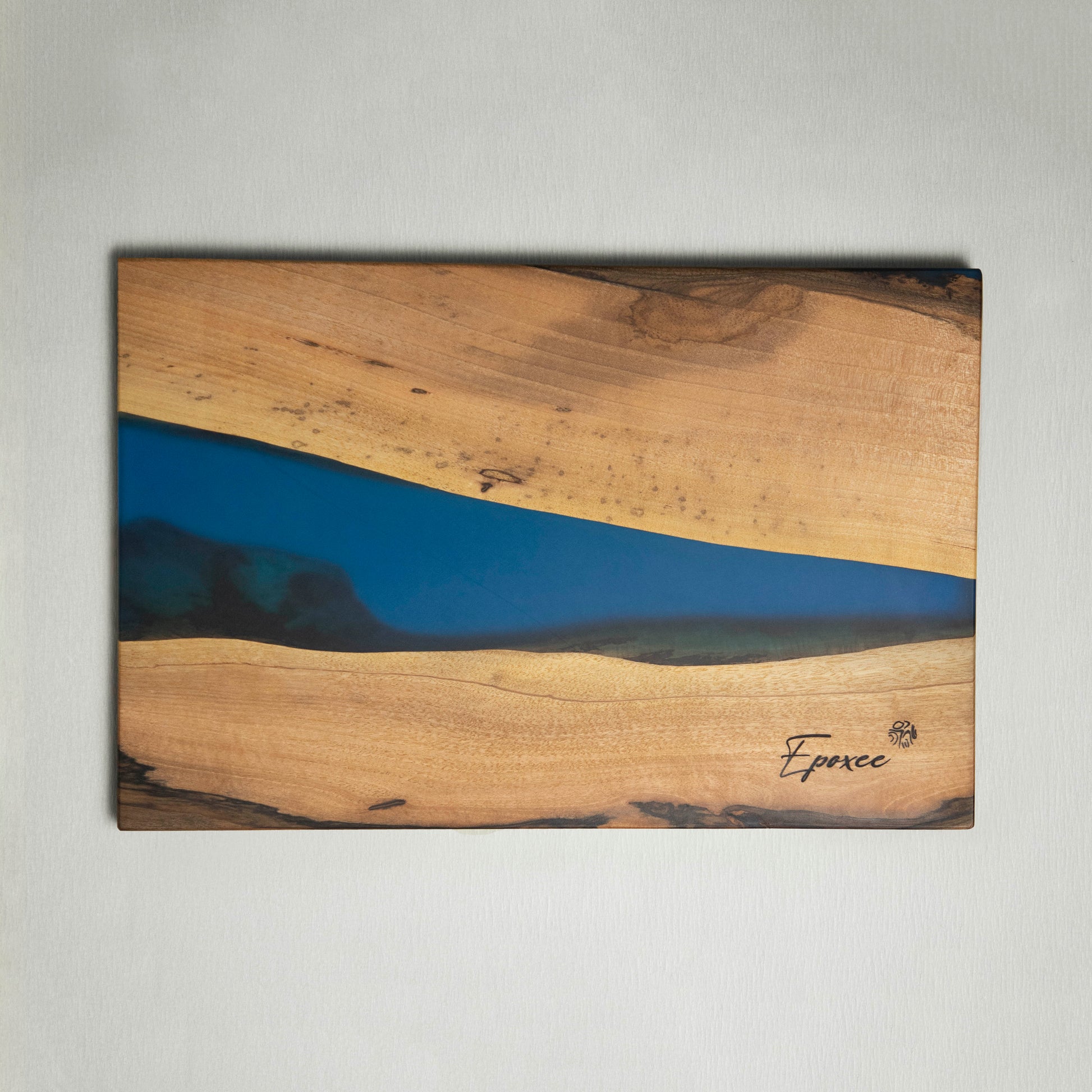 Serving board made from wood and epoxy resin in the color navy blue