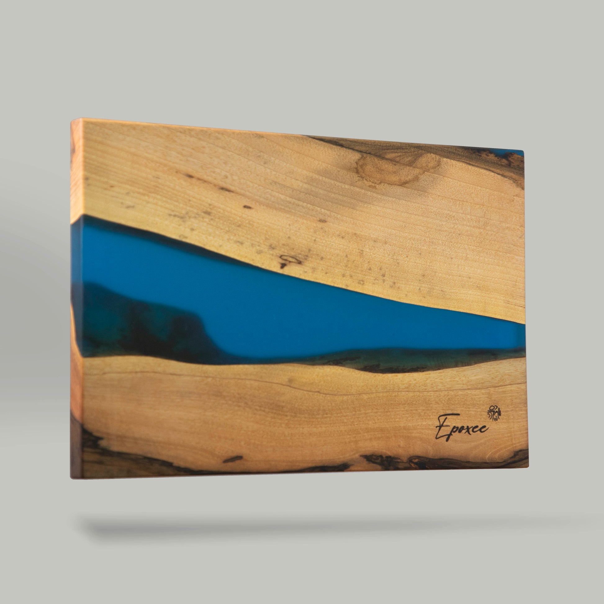 Serving board made from wood and epoxy resin in the color navy blue